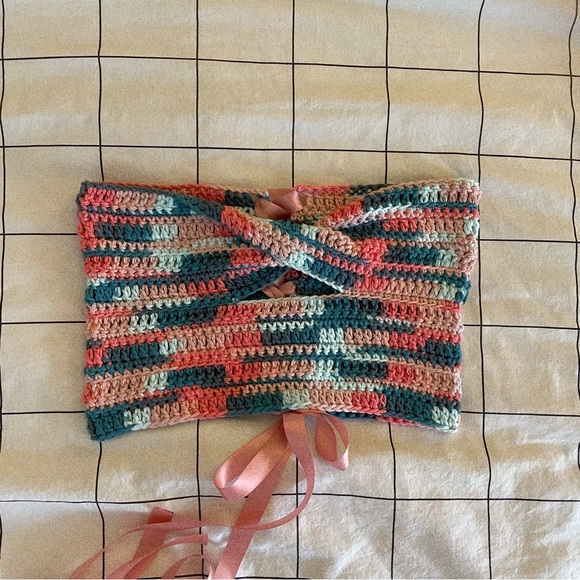 Handmade crochet cropped top - Picture 3 of 6